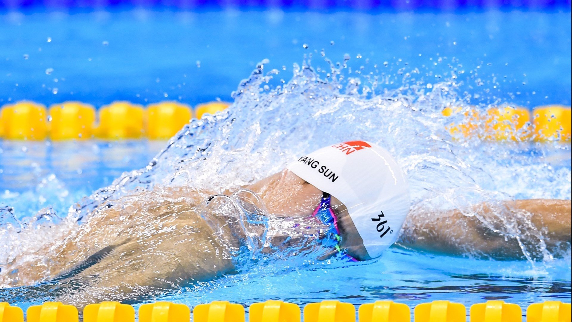 “高新体育中心：羽毛球赛场上演速度与力量的巅峰较量”